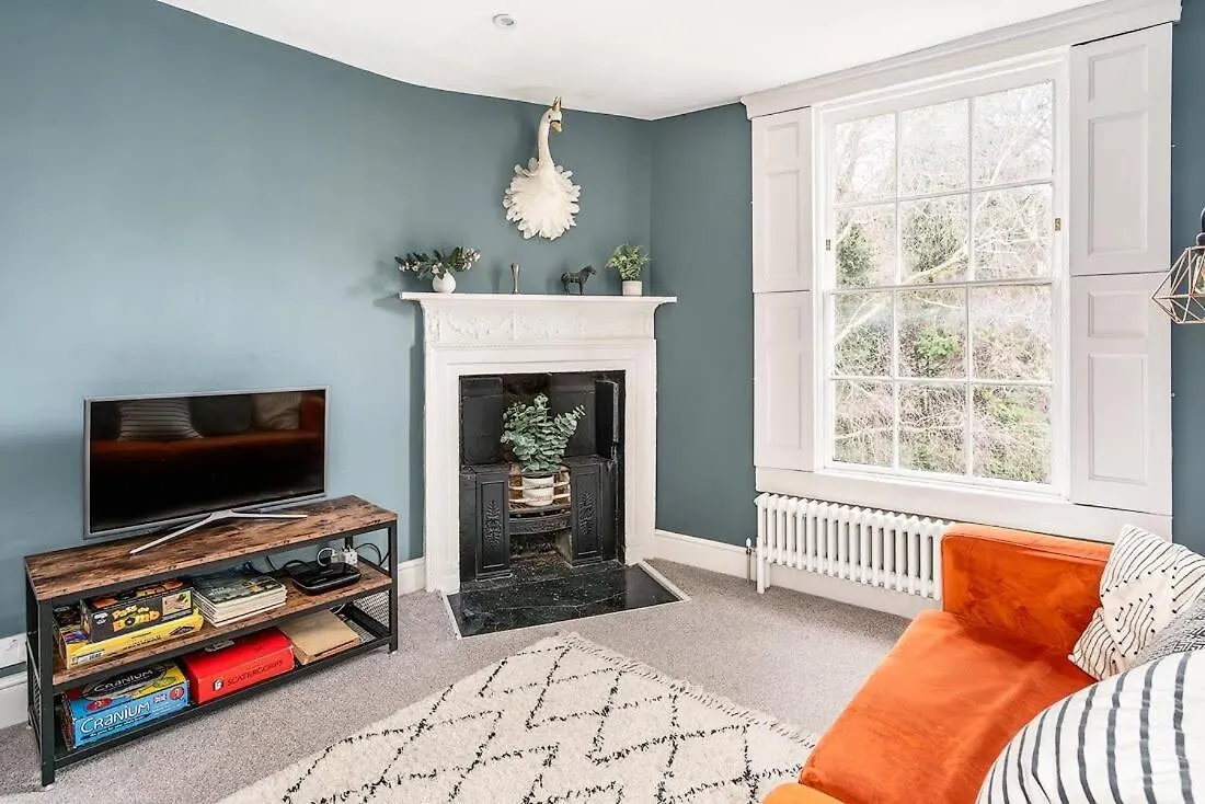 Beautiful Central 2 Bed Flat Bath