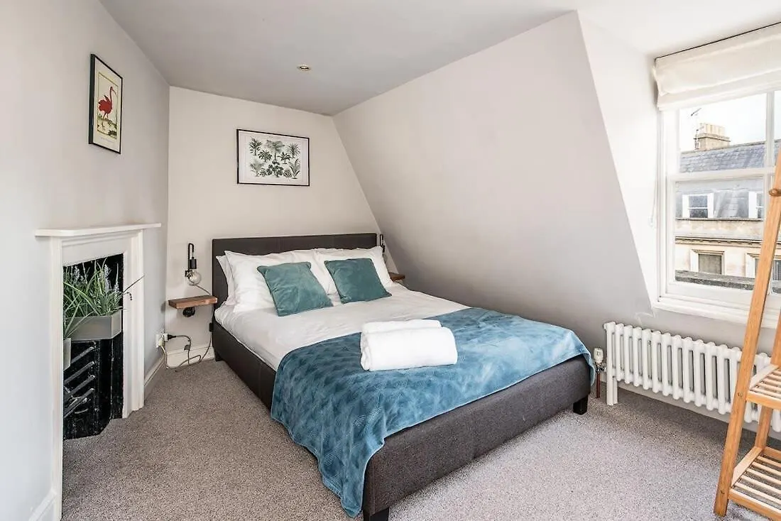 Beautiful Central 2 Bed Flat Bath