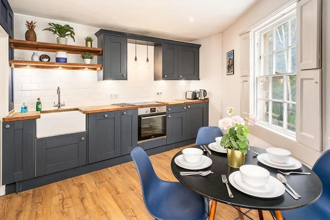 Beautiful Central 2 Bed Flat Bath